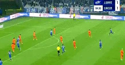 主教练点评比赛，球员战术变化频现