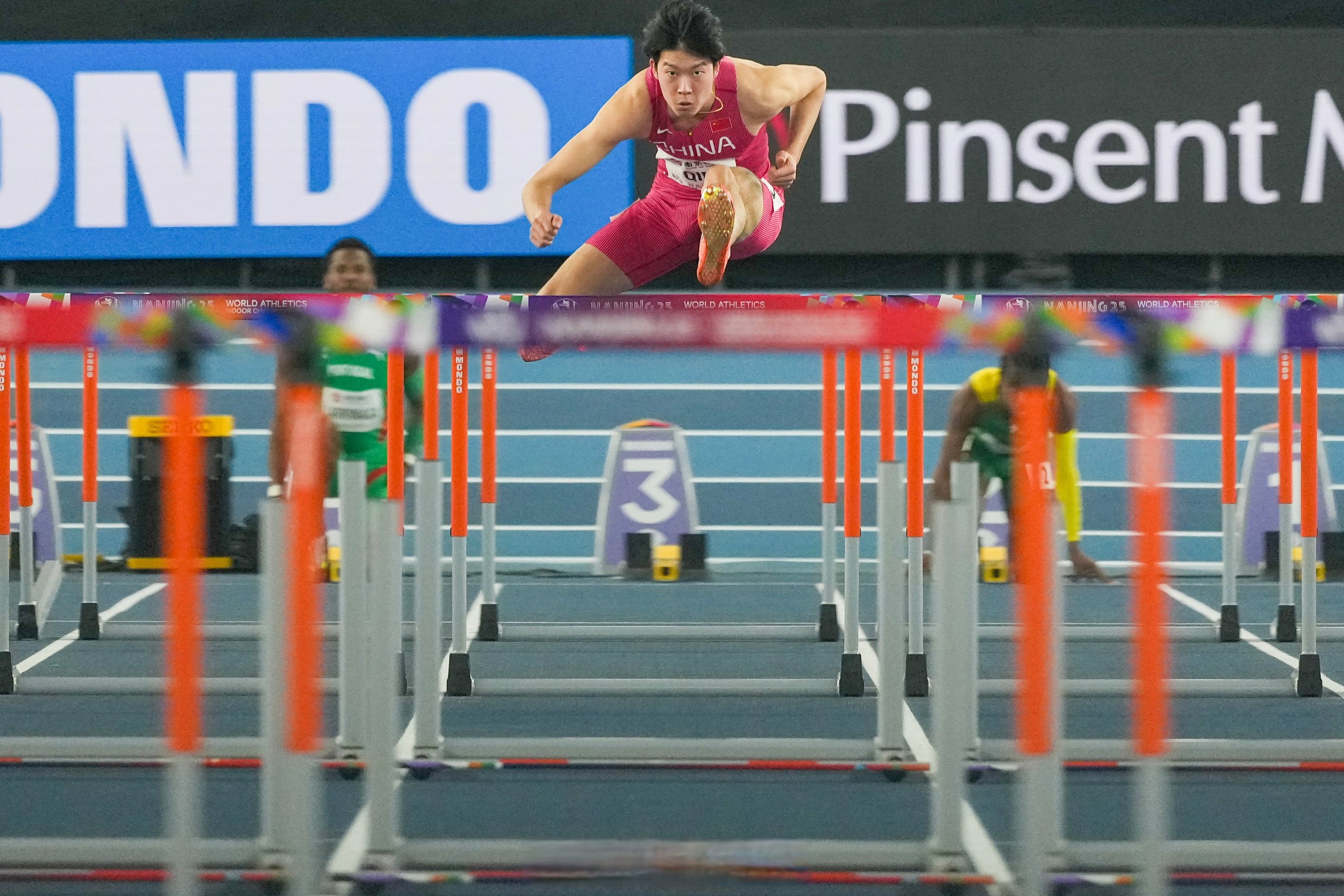 中国田径选手刷新自己纪录战胜强手获奖