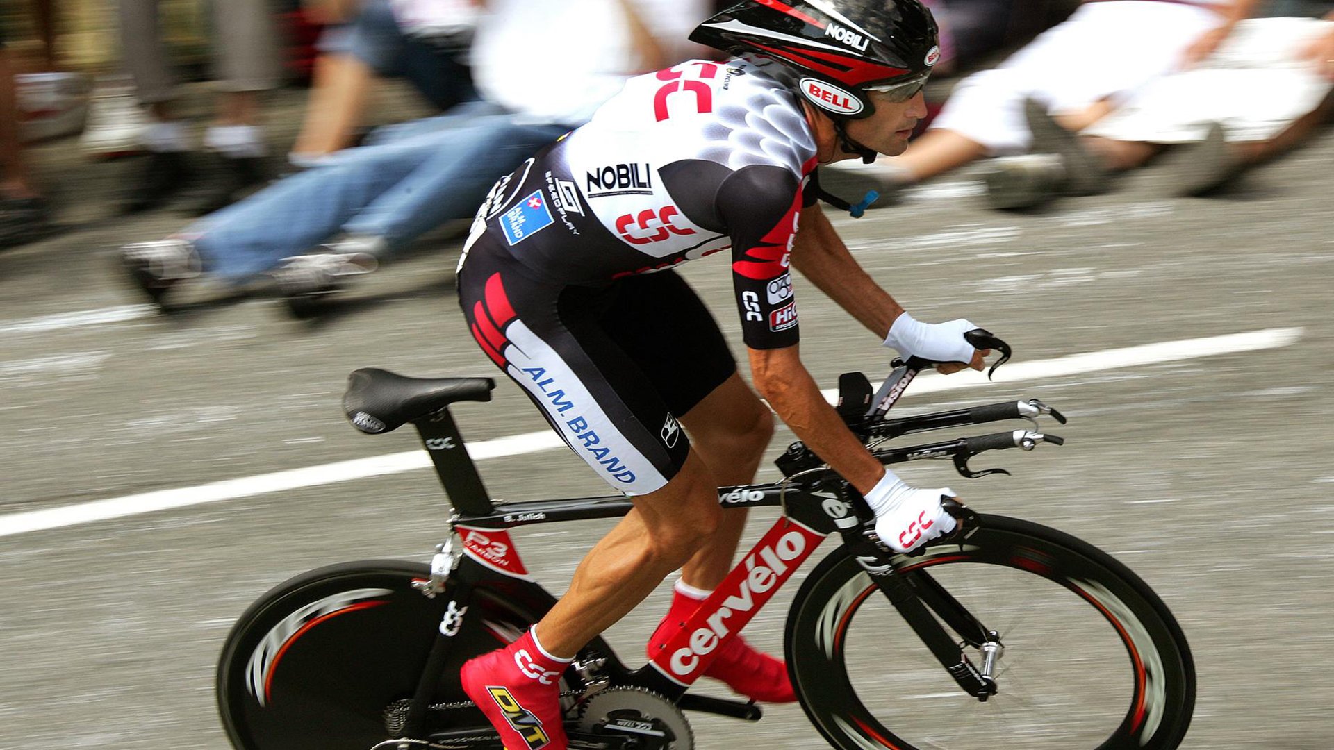 赛道上的独舞者,班凯罗在F1街道赛之夜的绝对统治